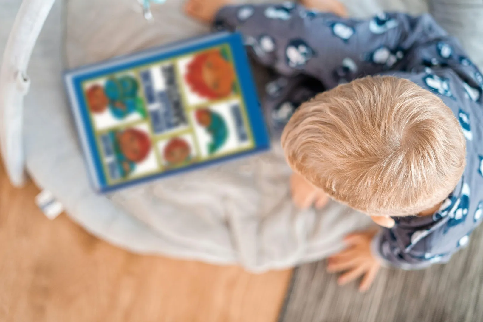Kid reading a book published by Oetinger