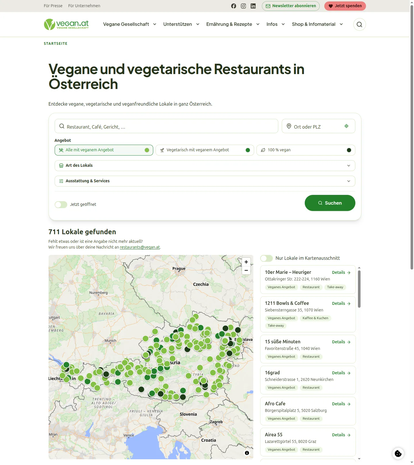 The vegan.at restaurant finder on desktop: search form with free-text and place fields, filters for vegan offer, venue type and features, then "711 Lokale gefunden" with a map of Austria showing all venues and a result list beside it