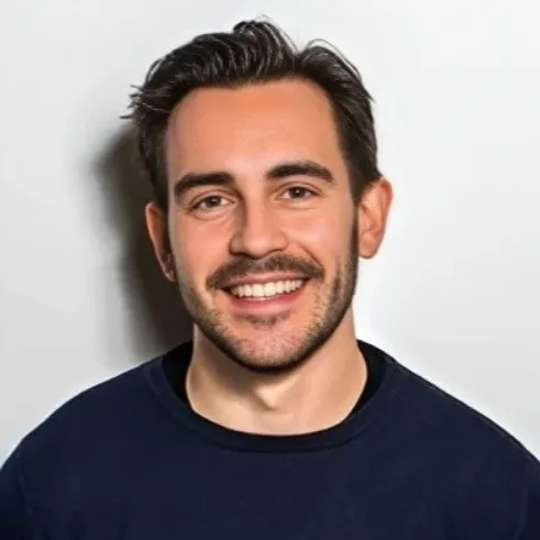Jeroen Spitaels - Man with brown hair and beard in a t-shirt.